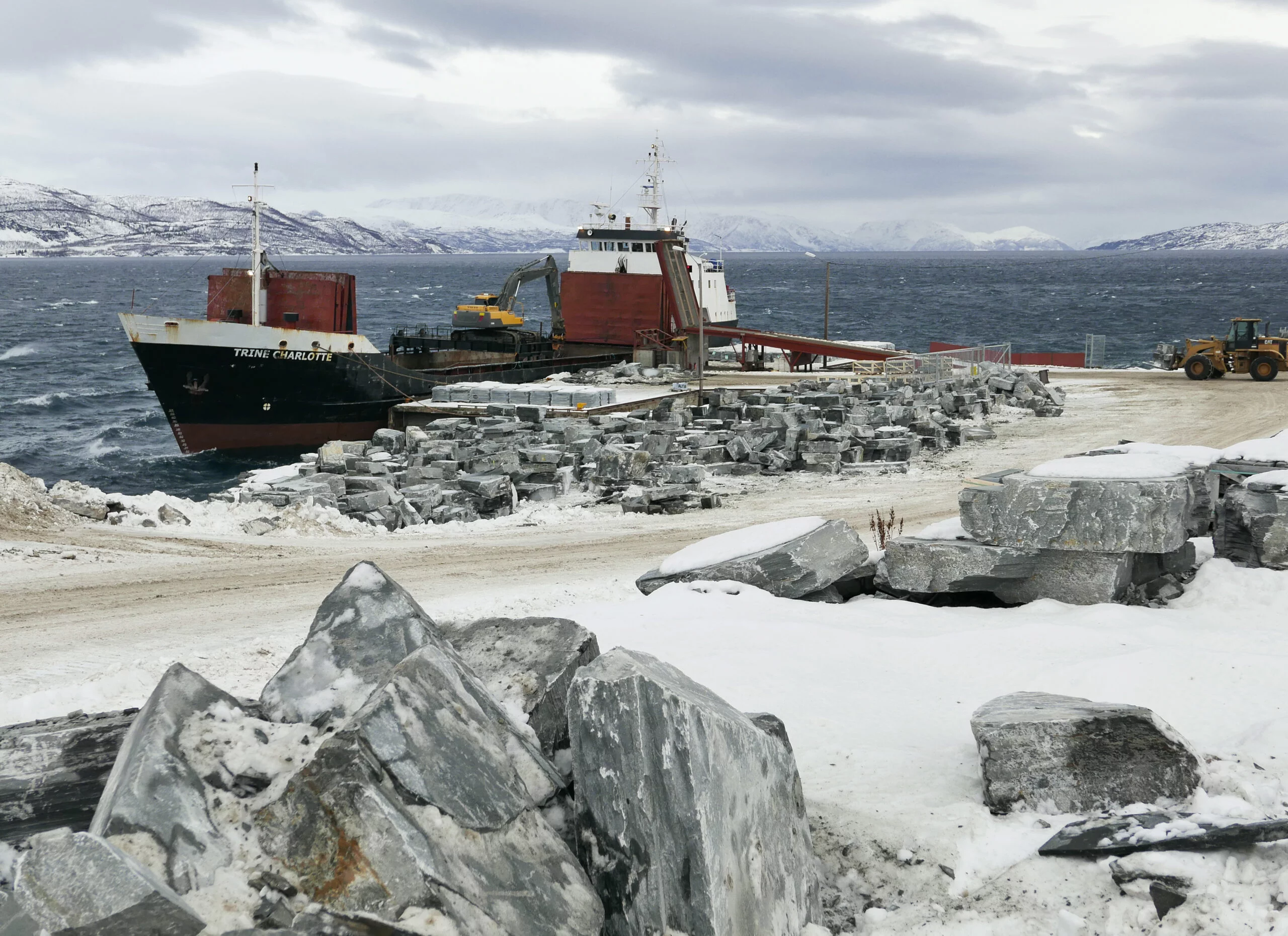 Altaskifer lastes på skib. Skifer til facade, belægning og interiør.