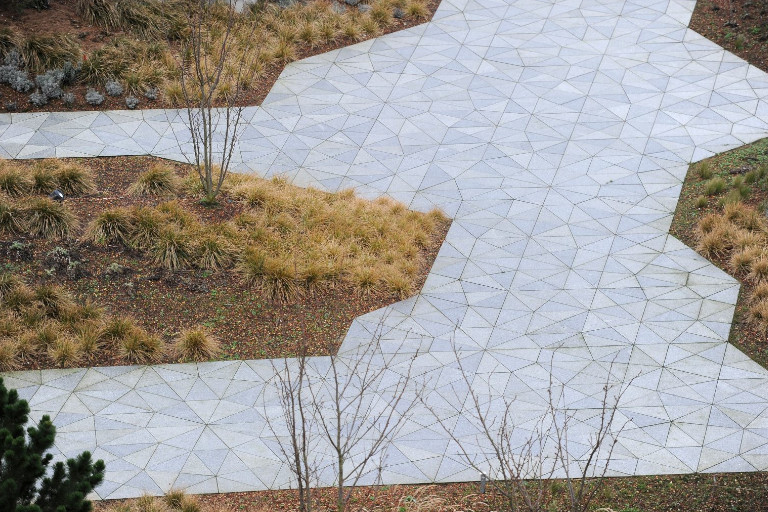 Fliser lavet af granit lagt i et mønster ved Tivoli KOngrescenter.