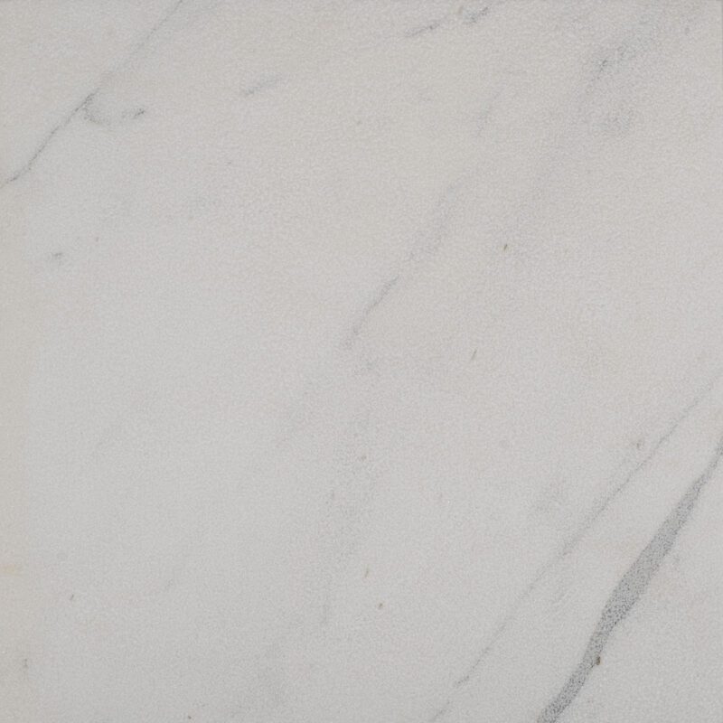Statuario marmor er en klassisk hvid italiensk natursten med grå åretegninger. Sandblæst overflade.