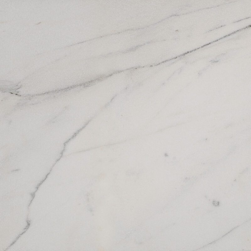 Statuario marmor er en klassisk hvid italiensk natursten med grå åretegninger. Sandblæst børstet overflade.