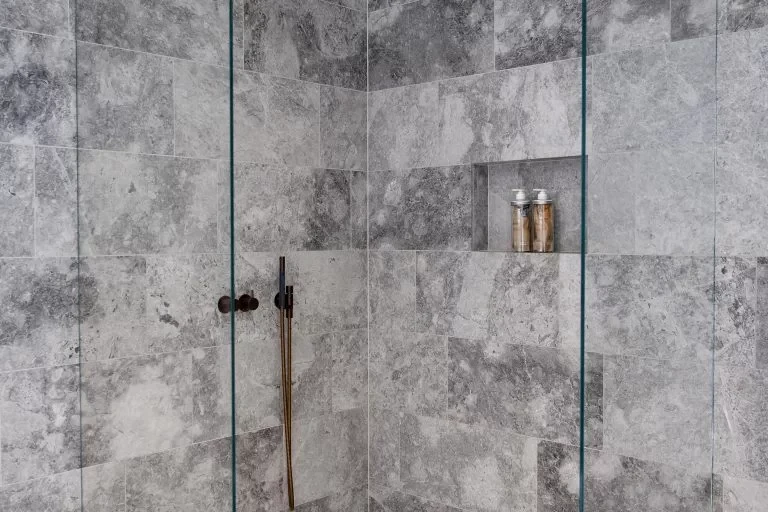 Siena Grey kalksten badeværelsesfliser på privat badeværelse.