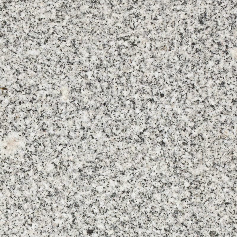 G341 lys grå kinesisk granit med synlige krystaller. Belægningssten. stokhugget overflade