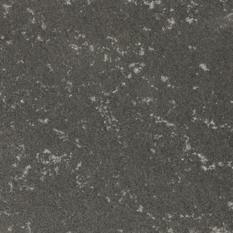 Vietnamesisk basalt i sortegrå farver med kløvet overflade, perfekt som belægningssten.