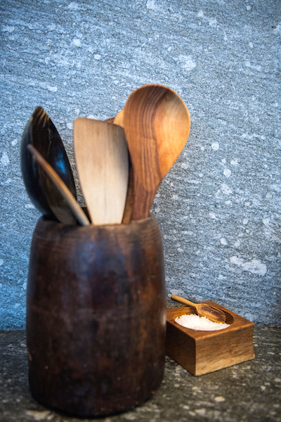 Bordplade og bagbeklædning af væg i natursten