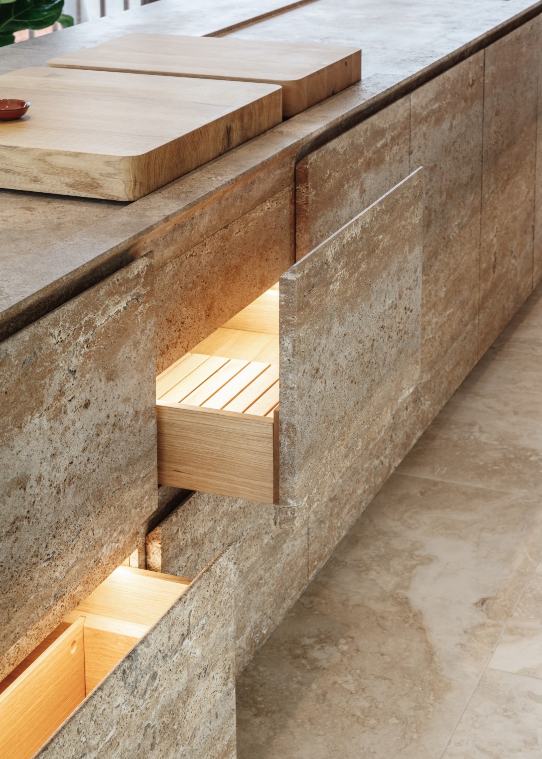 Åben køkkenskuffe med lys